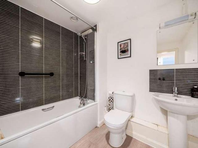 Flat for sale in Holloway Hill, Fole
