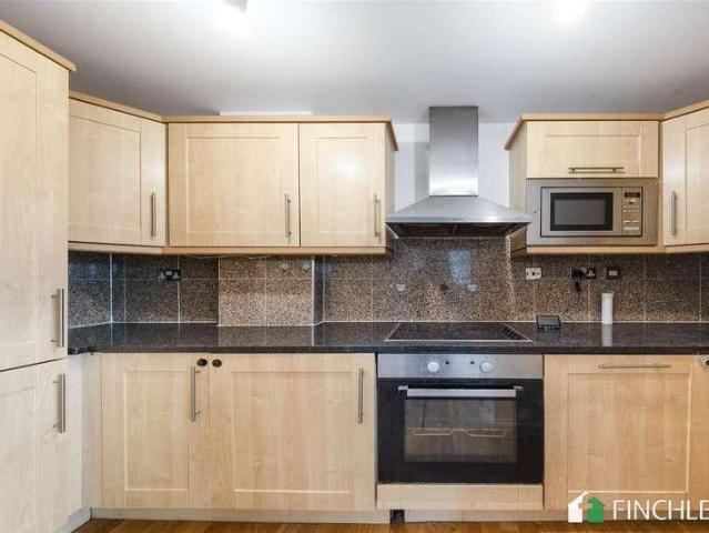 Flat for sale in New Barnet, Greater London