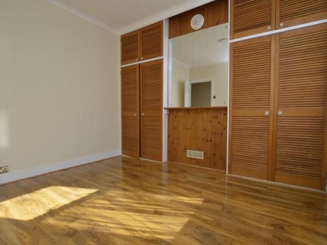 Flat for sale in E13, London