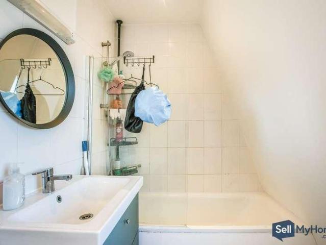 Flat for sale in London Borough of Croydon, Waddon