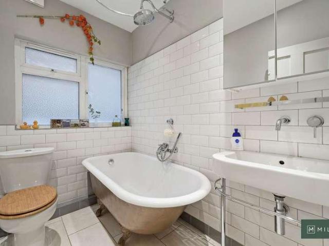 Flat for sale in Harlesden, Greater London