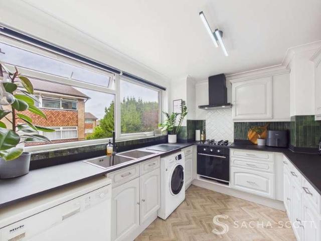 Flat for sale in Carshalton Beeches, Greater London
