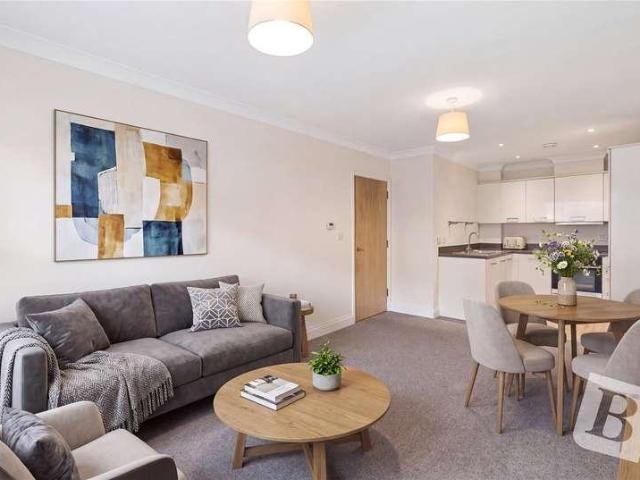 Flat for sale in Upminster, Greater London