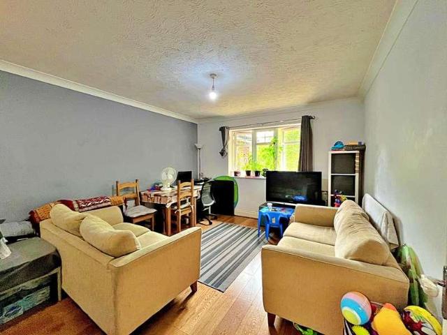 Flat for sale in Kenton, Greater London