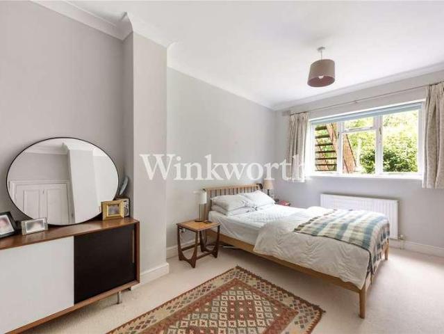 Flat for sale in Brownswood Park, Stoke Newington