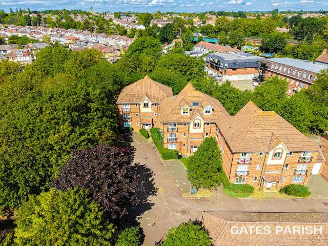 Flat for sale in Upminster, Greater London