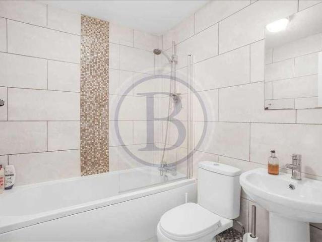 Flat for sale in Archway, Greater London