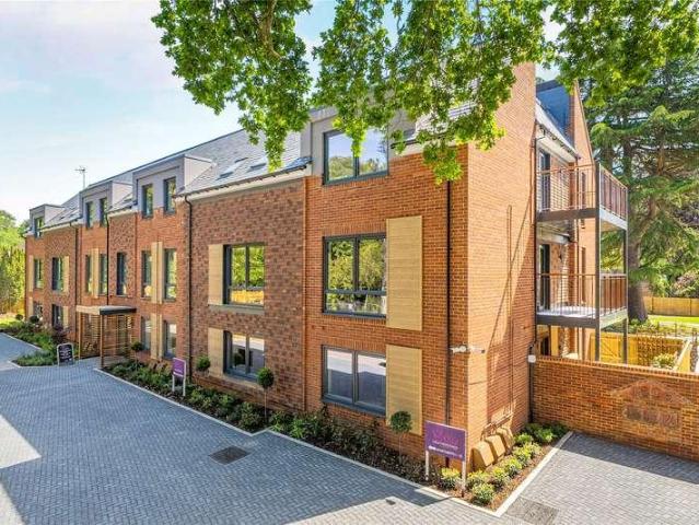 Flat for sale in Horsell, Woking