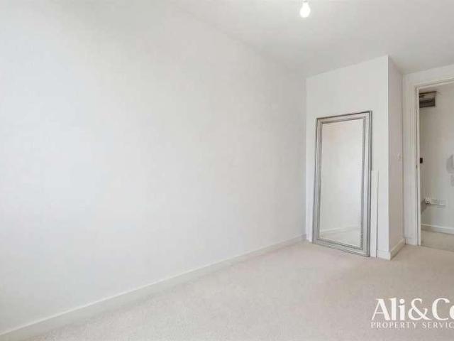 Flat for sale in Purfleet, Essex