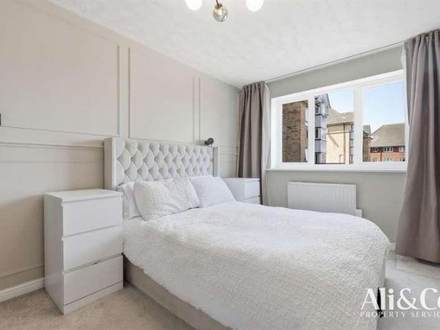 Flat for sale in Badgers Dene, Grays