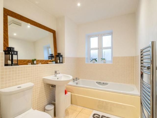 Flat for sale in Elmfield, Leicestershire