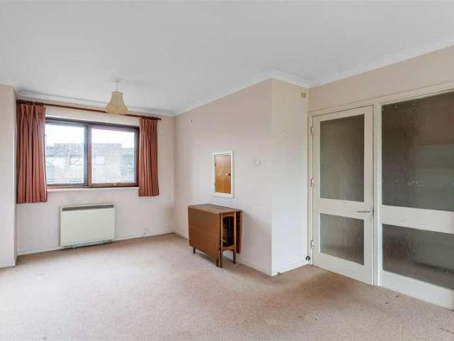 Flat for sale in Oxted, Hillview