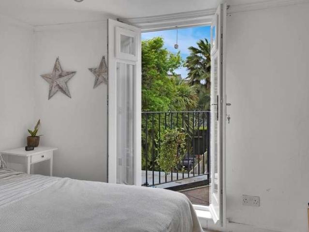 Flat for sale in East Dulwich, Greater London
