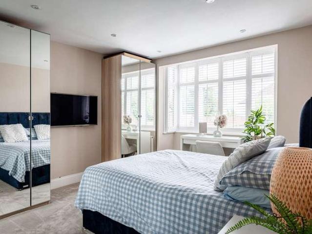 Flat for sale in Worcester Park, Greater London