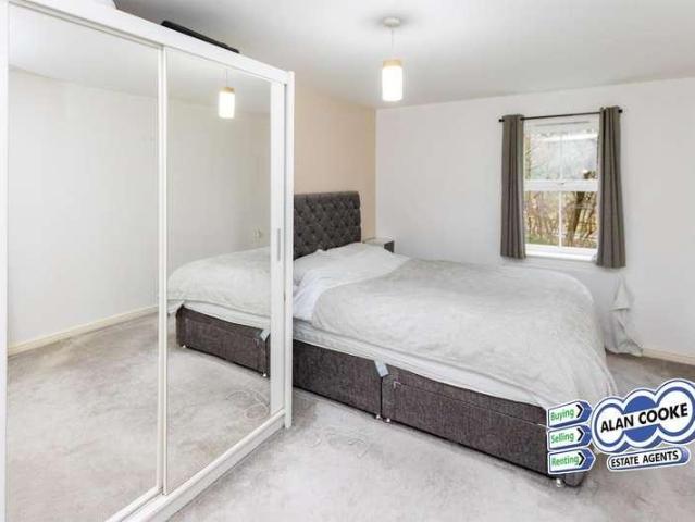 Flat for sale in Meanwood, West Yorkshire