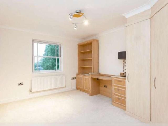 Flat for sale in Hendon, Greater London