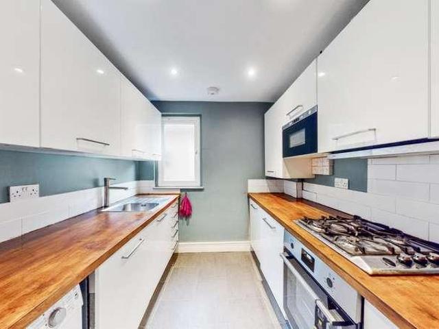 Flat for sale in Brondesbury, Greater London
