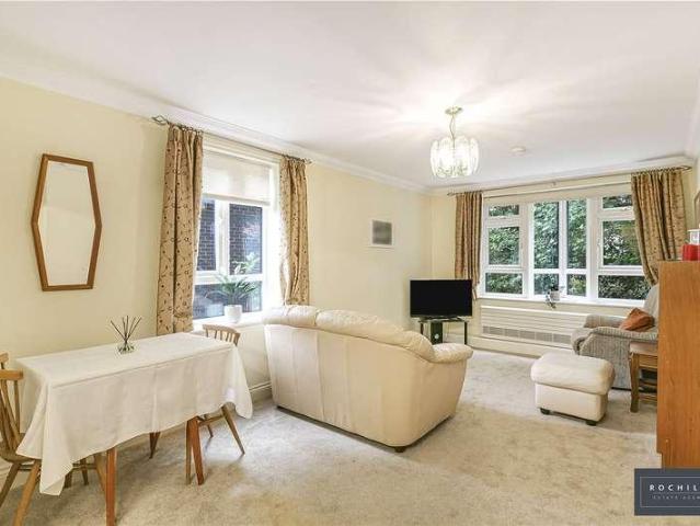 Flat for sale in Esher, Claygate