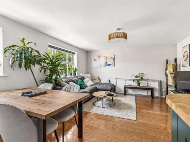 Flat for sale in Furzedown, Greater London