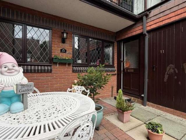 Flat for sale in Bromsgrove, Worcestershire