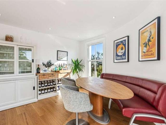 Flat for sale in London Borough of Wandsworth, Greater London