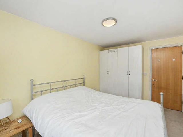 Flat for sale in Isle Of Dogs, Greater London