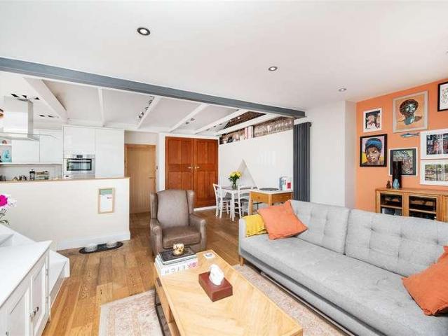 Flat for sale in Holloway, Greater London