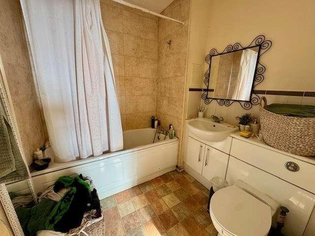 Flat for sale in Lane, Greater London