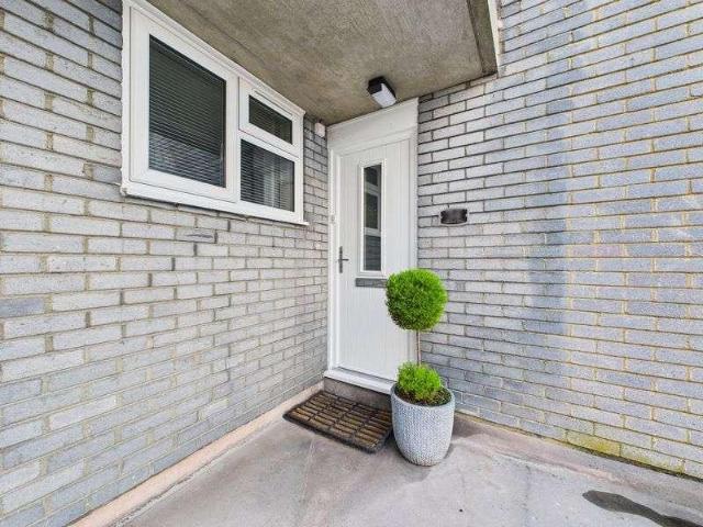 Flat for sale in Caterham on the Hill, Hillview