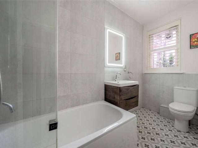 Flat for sale in Surbiton, Greater London