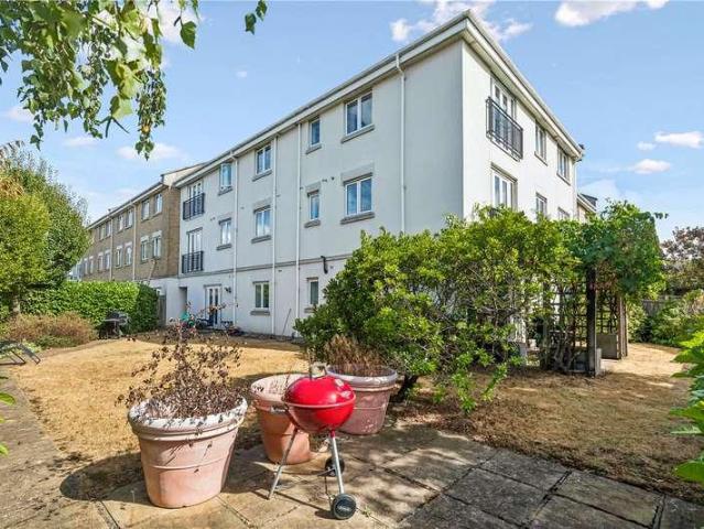 Flat for sale in Summerstown, Upper Tooting
