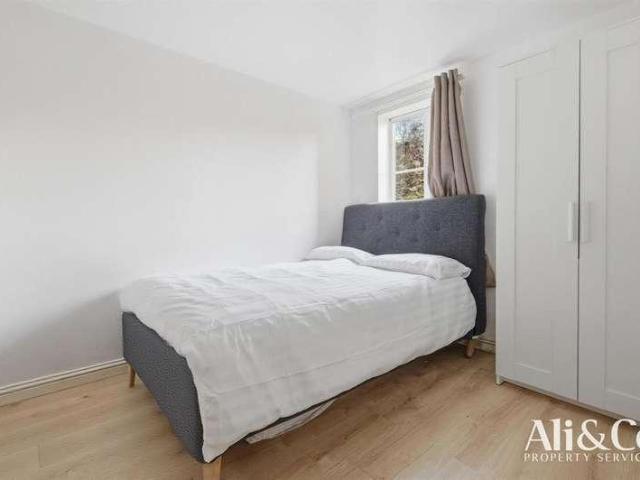 Flat for sale in Grays, Essex
