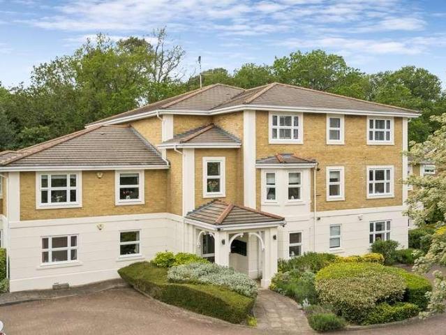 Flat for sale in Farnham Common, Buckinghamshire