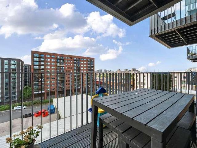 Flat for sale in E16, London