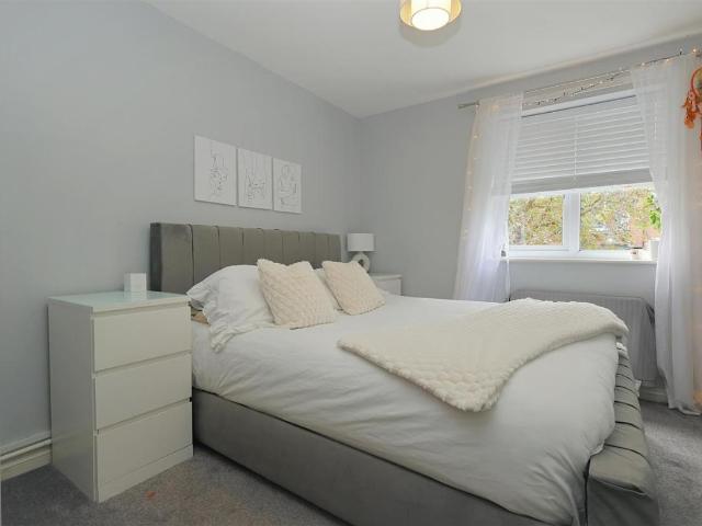 Flat for sale in Farsley, West Yorkshire