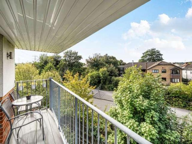 Flat for sale in Dunstable, Bedfordshire