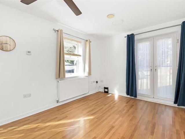 Flat for sale in Hillview, Surrey