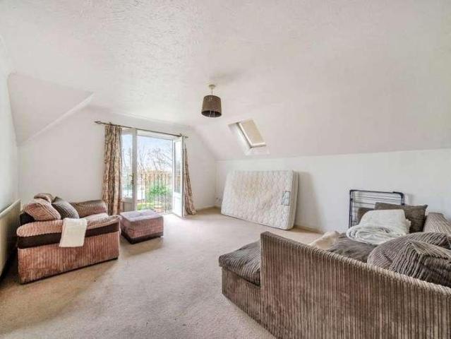 Flat for sale in Heol-las, Surrey