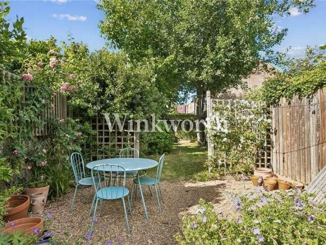 Flat for sale in Palmers Green, Greater London