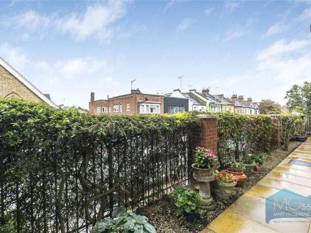 Flat for sale in Finchley, Greater London