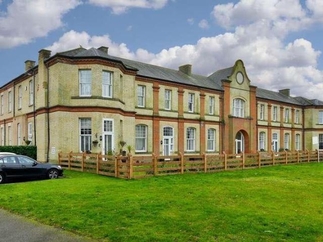 Flat for sale in Manor Park, Epsom