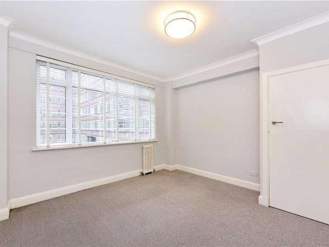 Flat for sale in Balham, Greater London