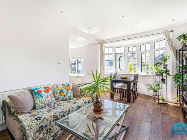 Flat for sale in Golders Green, Greater London