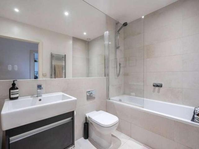Flat for sale in London Borough of Merton, Collier's Wood