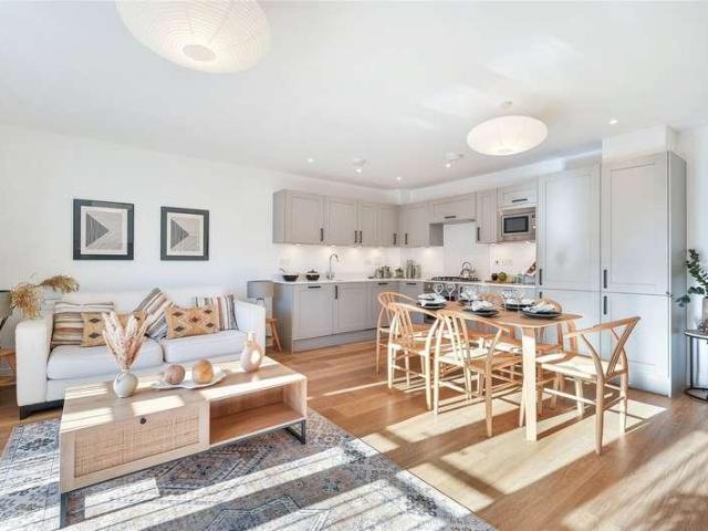 Flat for sale in Horsell, Woking