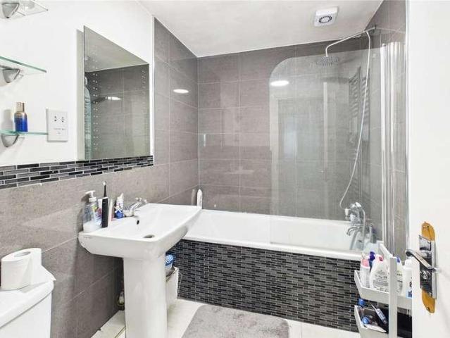 Flat for sale in Stockwell, Greater London