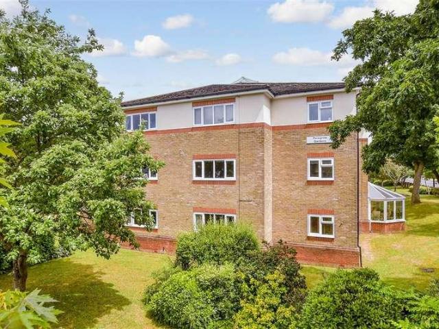 Flat for sale in London Borough of Croydon, Shirley
