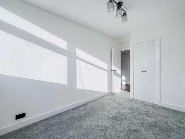Flat for sale in Furzedown, Greater London