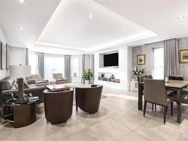Flat for sale in Hadley Wood, Greater London