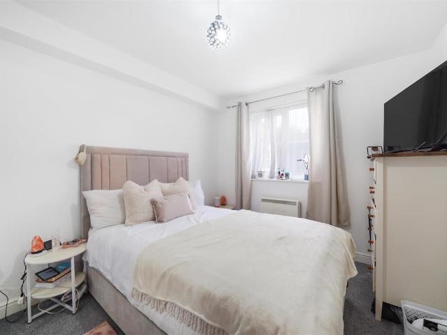Flat for sale in Barnet, New Barnet
